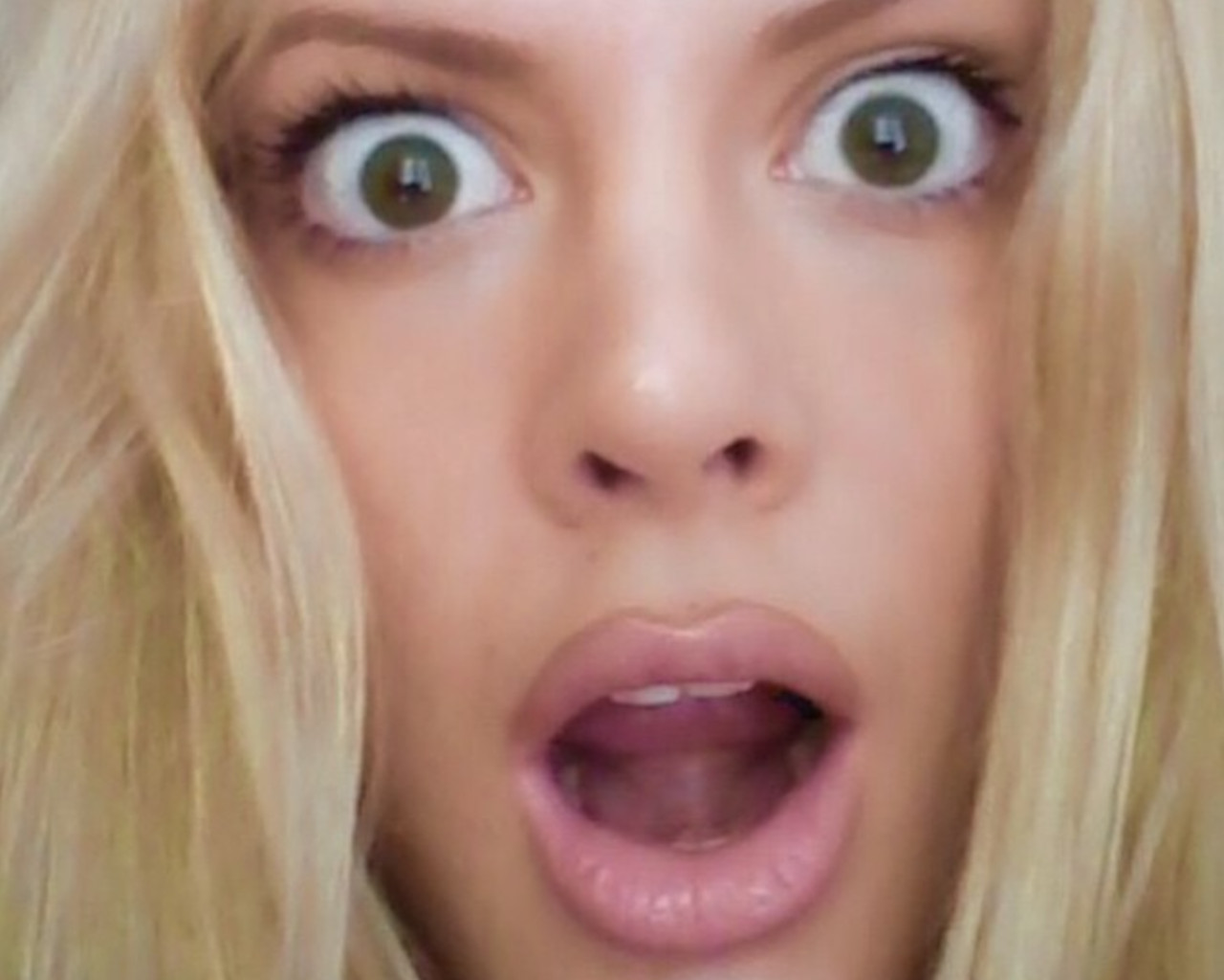 oups i ria antoniou shkose dimosia tin fousta tis ke den forouse esorouxo skalosan oli sto magazi