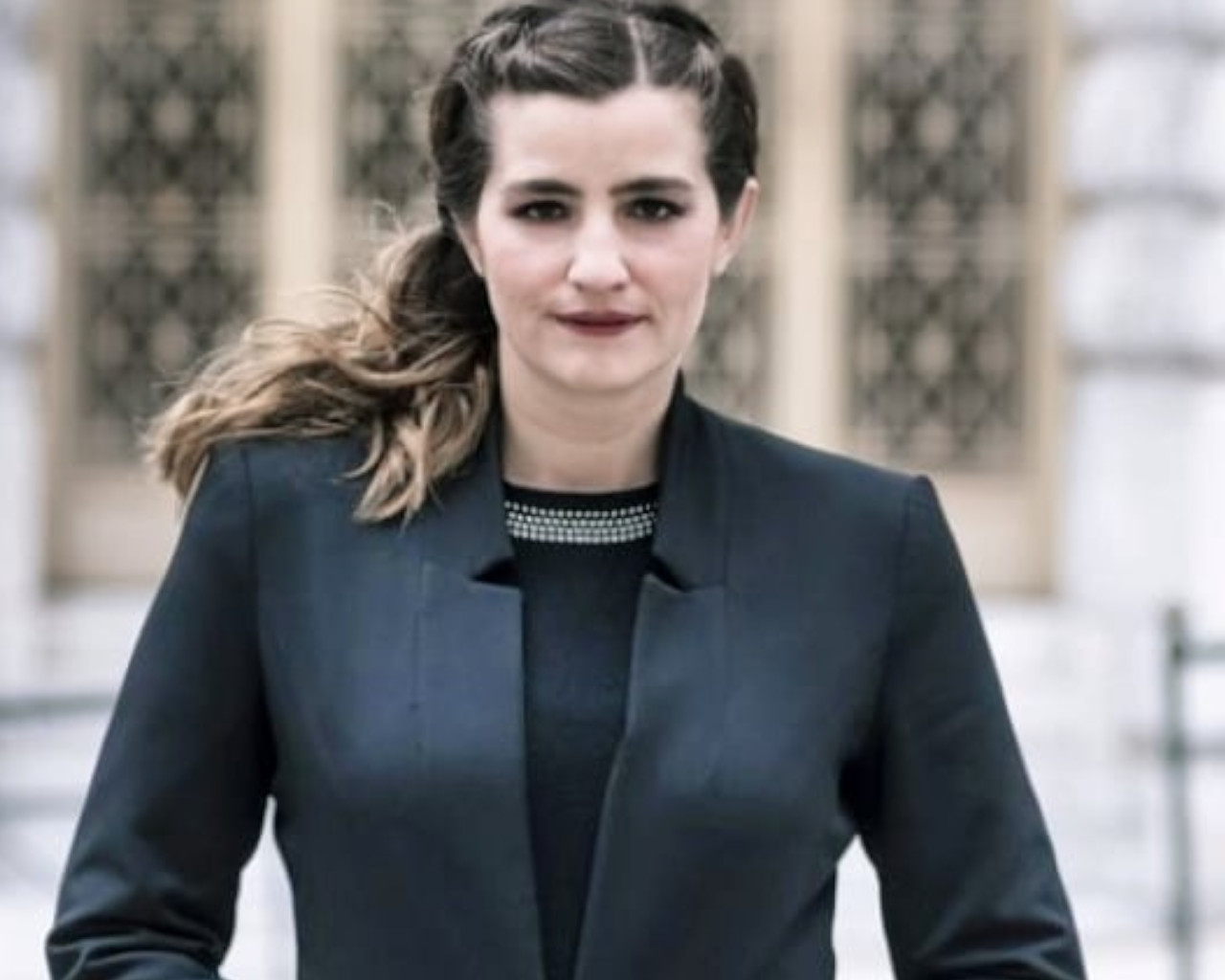 agries melisses i lenio fotografizetai me magio dipla stin pisina kai lionei to instagram