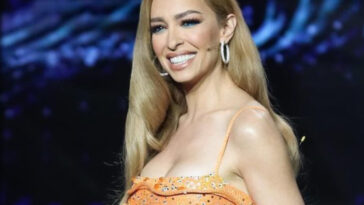 sok i eleni foureira mono me ta aparaitita brosta sto parathyro xenodocheiou ti ekane