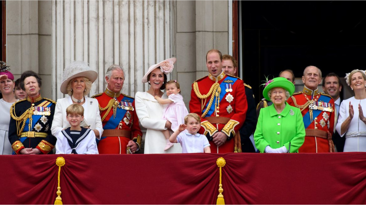 the crown epikos chorismos stin vasiliki oikogeneia poios o logos pou o karolos apomakrynetai apo tin kamila