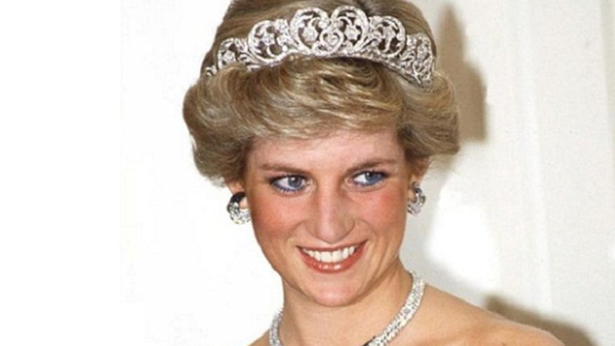 the crown terastios foros timis stin prigkipissa ntaiana i vasilissa elisavet etoimi na ekragei