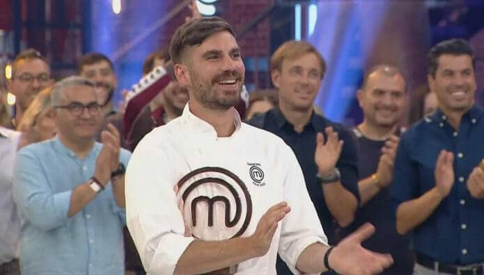 MasterChef 2022: ο Παναγιώτης Κουμουνδούρος σήκωσε το τρόπαιο των 50.000 ευρώ!