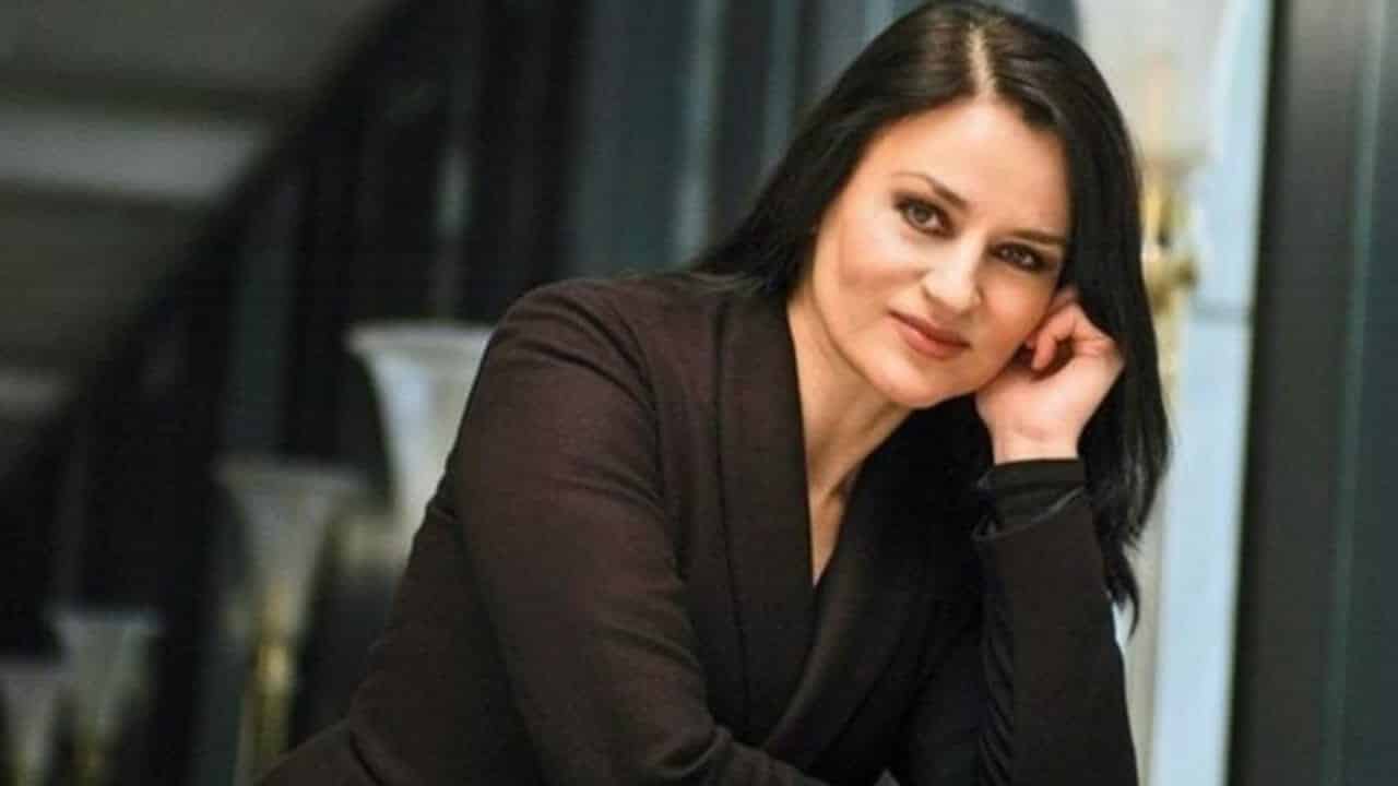 Καρυοφυλλιά Καραμπέτη: Η σχέση που κανείς δεν ξέρει αν επισημοποιήθηκε