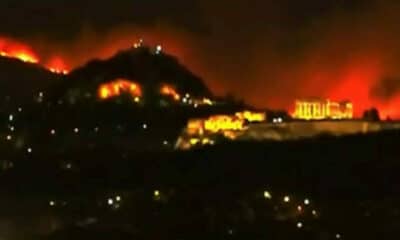Φωτιά στην Πεντέλη: η απόκοσμη εικόνα της Ακρόπολης με φόντο την καταστροφική φωτιά