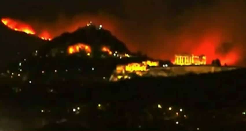 Φωτιά στην Πεντέλη: η απόκοσμη εικόνα της Ακρόπολης με φόντο την καταστροφική φωτιά